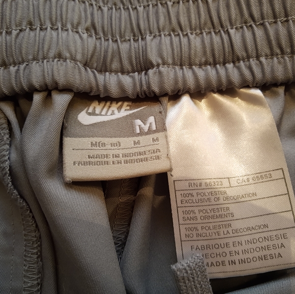 Nike size medium loose fitting capris - Picture 3 of 10